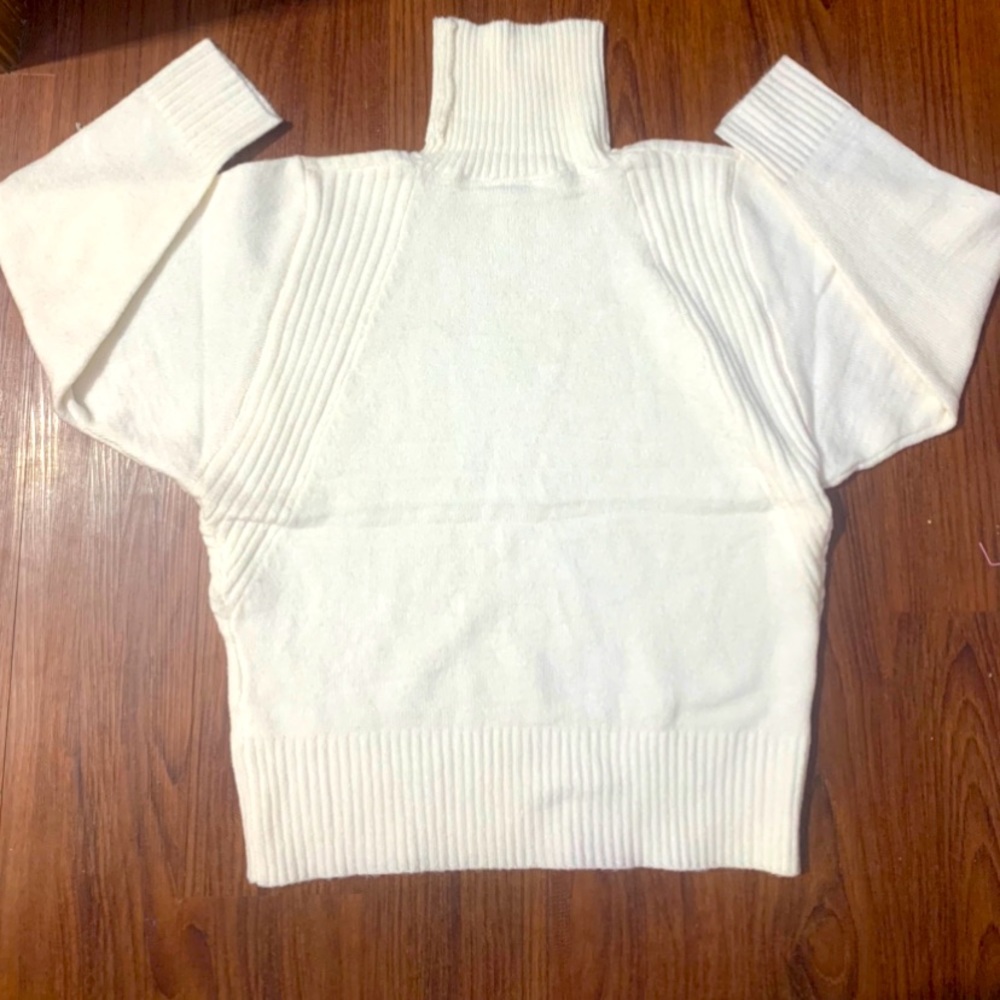 Discovery white turtle neck sweater